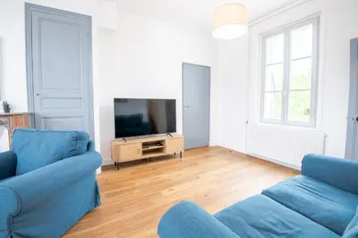 Télévision ou salle de divertissement dans l'établissement Le Logis des Cerisiers