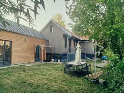 Jardin de l'établissement MAISON ATYPIQUE EN BOIS 2 NIVEAUX 7,5km du circuit 24h