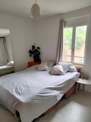 Un ou plusieurs lits dans un hébergement de l'établissement MAISON ATYPIQUE EN BOIS 2 NIVEAUX 7,5km du circuit 24h