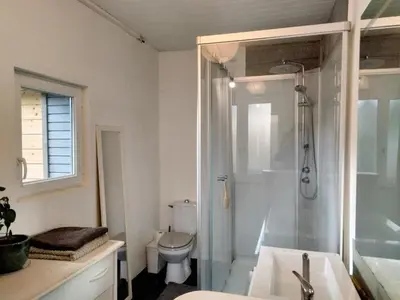 Salle de bains dans l'établissement MAISON ATYPIQUE EN BOIS 2 NIVEAUX 7,5km du circuit 24h