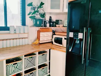 Cuisine ou kitchenette dans l'établissement MAISON ATYPIQUE EN BOIS 2 NIVEAUX 7,5km du circuit 24h