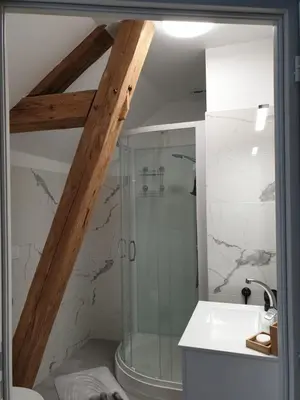 Salle de bains dans l'établissement L 'appartement du Rocher