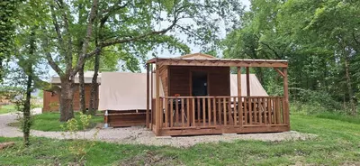 Jardin de l'établissement les cabanes du tertre