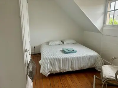 Un ou plusieurs lits dans un hébergement de l'établissement Maison de caractère Le Mans 3 min à pieds gare et tram, proche centre ville , garage