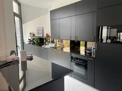 Cuisine ou kitchenette dans l'établissement Maison de caractère Le Mans 3 min à pieds gare et tram, proche centre ville , garage