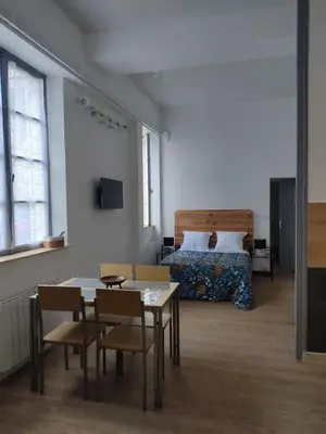 Un ou plusieurs lits dans un hébergement de l'établissement Appartement avec parking privé