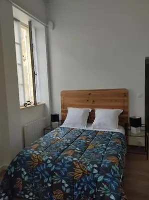Un ou plusieurs lits dans un hébergement de l'établissement Appartement avec parking privé