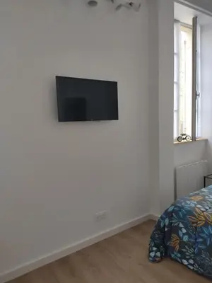 Télévision ou salle de divertissement dans l'établissement Appartement avec parking privé