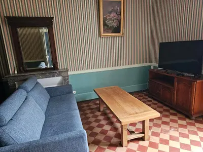 Télévision ou salle de divertissement dans l'établissement La Maison du Bourg Joly