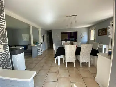 Cuisine ou kitchenette dans l'établissement Maison 5 chambres proche du circuit des 24h du Mans Proche ARNAGE,