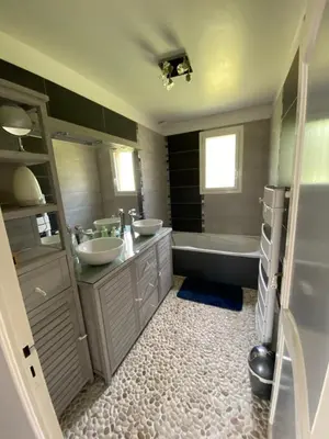 Salle de bains dans l'établissement Maison 5 chambres proche du circuit des 24h du Mans Proche ARNAGE,