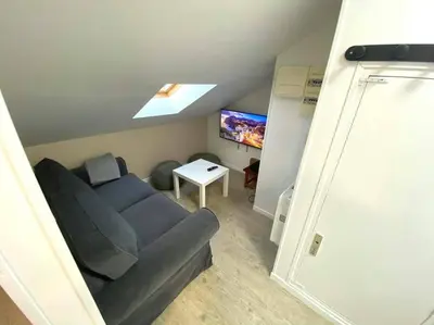 Télévision ou salle de divertissement dans l'établissement Le nid citadin - avec place de parking