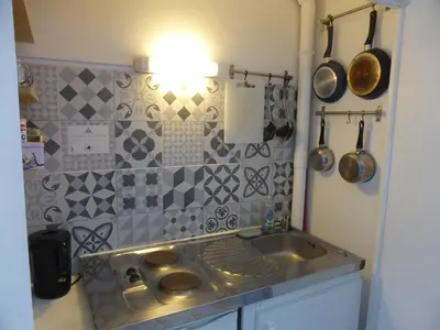 Cuisine ou kitchenette dans l'établissement Studio calme au coeur de Tours