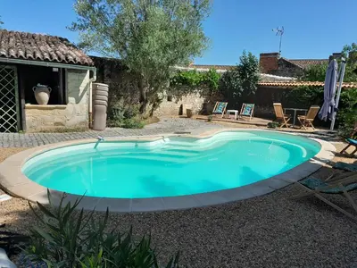 Piscine de l'établissement Le Logis de la Tour ou située à proximité