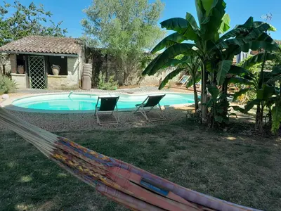 Piscine de l'établissement Le Logis de la Tour ou située à proximité