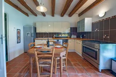 Cuisine ou kitchenette dans l'établissement Longère typique à la campagne