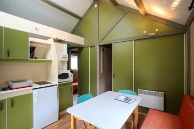 Cuisine ou kitchenette dans l'établissement Village Vacances Les Fontenils