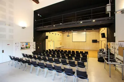 Espace de conférence ou salle de réunion dans l'établissement Village Vacances Les Fontenils