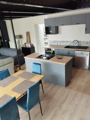 Cuisine ou kitchenette dans l'établissement Maison de charme avec piscine en partage