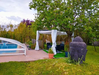 Jardin de l'établissement Maison de charme avec piscine en partage