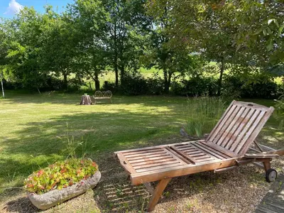 Jardin de l'établissement Chambre d'hôtes spacieuse et tranquille avec parking privé - FR-1-410-446