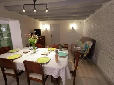 Coin salon dans l'établissement Gîte tout inclus au cœur de Descartes, idéal pour familles, proche sites touristiques, confort assuré - FR-1-381-586