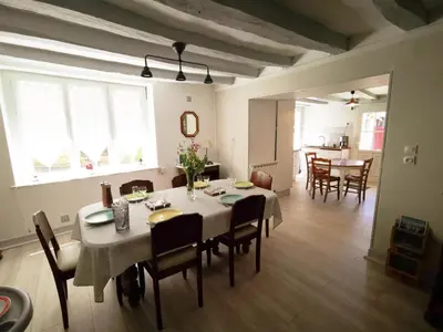 Coin salon dans l'établissement Gîte tout inclus au cœur de Descartes, idéal pour familles, proche sites touristiques, confort assuré - FR-1-381-586