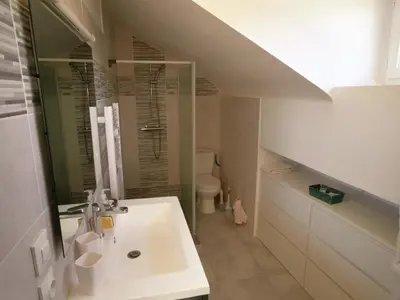 Salle de bains dans l'établissement Gîte tout inclus au cœur de Descartes, idéal pour familles, proche sites touristiques, confort assuré - FR-1-381-586