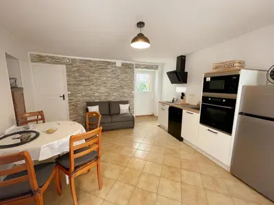 Cuisine ou kitchenette dans l'établissement Gîte tout inclus avec jardin, clim, Wifi, proche Château de Villandry et Loire à vélo - FR-1-381-587
