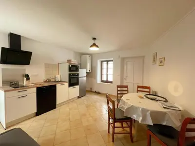 Cuisine ou kitchenette dans l'établissement Gîte tout inclus avec jardin, clim, Wifi, proche Château de Villandry et Loire à vélo - FR-1-381-587