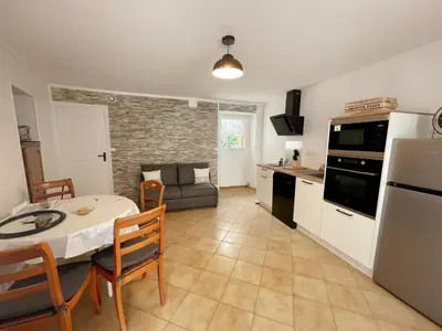 Cuisine ou kitchenette dans l'établissement Gîte tout inclus avec jardin, clim, Wifi, proche Château de Villandry et Loire à vélo - FR-1-381-587