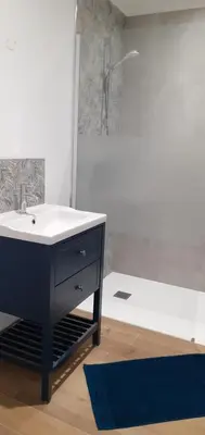 Salle de bains dans l'établissement Maison avec mare
