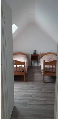 Un ou plusieurs lits dans un hébergement de l'établissement Maison avec mare