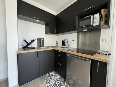 Cuisine ou kitchenette dans l'établissement Le Refuge - Parking Gratuit - 6 pers - Wi-Fi
