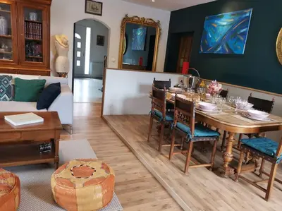 Coin salon dans l'établissement Grande maison de Touraine avec piscine chauffée
