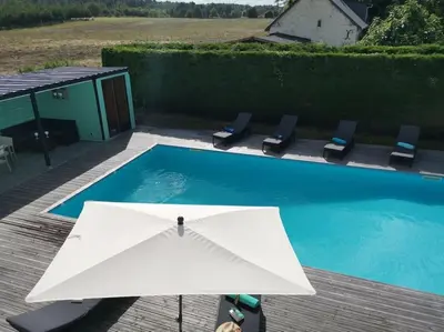 Piscine de l'établissement Grande maison de Touraine avec piscine chauffée ou située à proximité