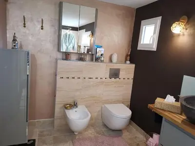Salle de bains dans l'établissement Grande maison de Touraine avec piscine chauffée