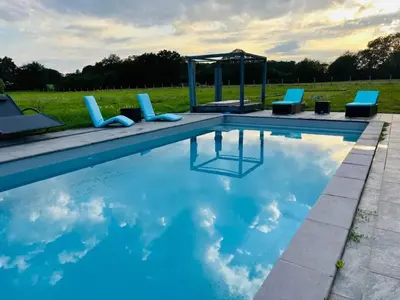 Piscine de l'établissement Villa élégante à Beauchêne avec piscine privée ou située à proximité
