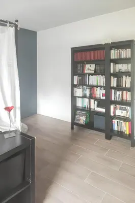 Bibliothèque dans la villa