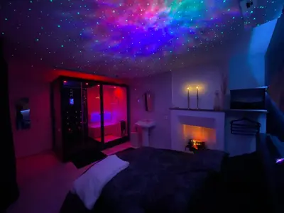 Un ou plusieurs lits dans un hébergement de l'établissement Le Cadre Noir Lux Spa, Sauna, Jacuzzi