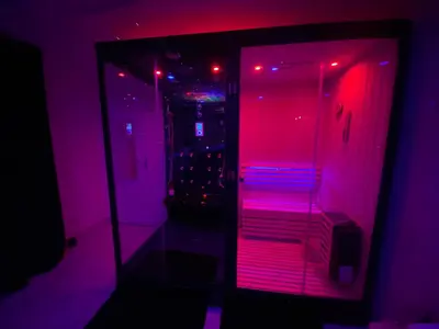 Plan de l'établissement Le Cadre Noir Lux Spa, Sauna, Jacuzzi