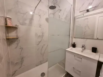 Salle de bains dans l'établissement L'échappée moderne