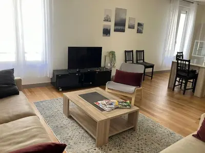 Coin salon dans l'établissement Appartement spacieux en centre ville