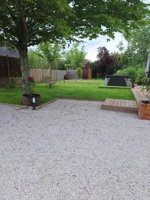 Jardin de l'établissement l'Escapade Montaise spa privé