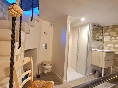 Salle de bains dans l'établissement Moulin à vent romantique et atypique en Touraine