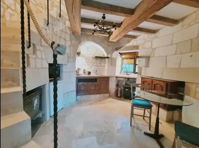 Cuisine ou kitchenette dans l'établissement Moulin à vent romantique et atypique en Touraine