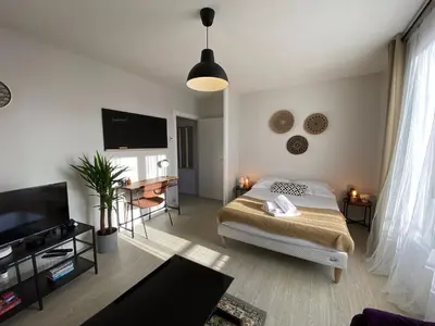 Un ou plusieurs lits dans un hébergement de l'établissement Grand studio calme avec balcon & parking gratuit
