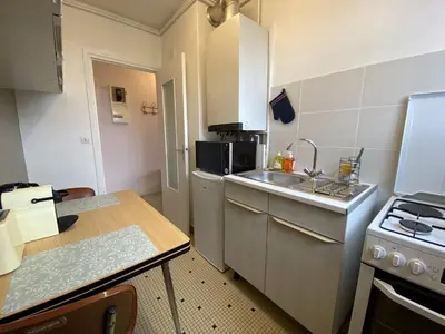 Cuisine ou kitchenette dans l'établissement Grand studio calme avec balcon & parking gratuit