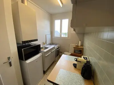 Cuisine ou kitchenette dans l'établissement Grand studio calme avec balcon & parking gratuit