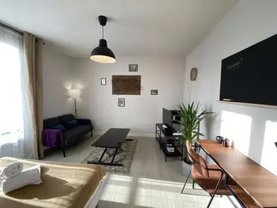 Télévision ou salle de divertissement dans l'établissement Grand studio calme avec balcon & parking gratuit